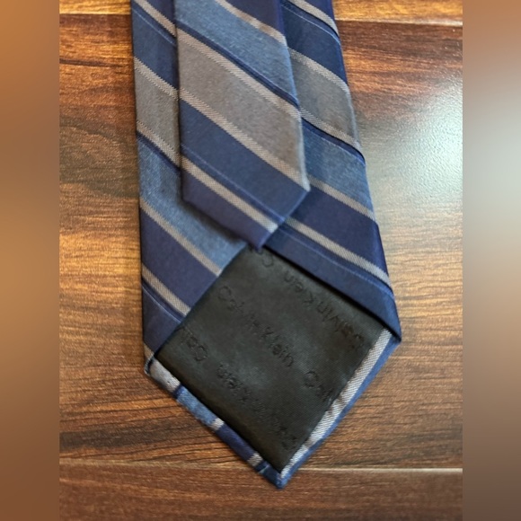 🍁SALE🍁 CALVIN KLEIN Blue and Gray Striped Silk Tie - Picture 5 of 10